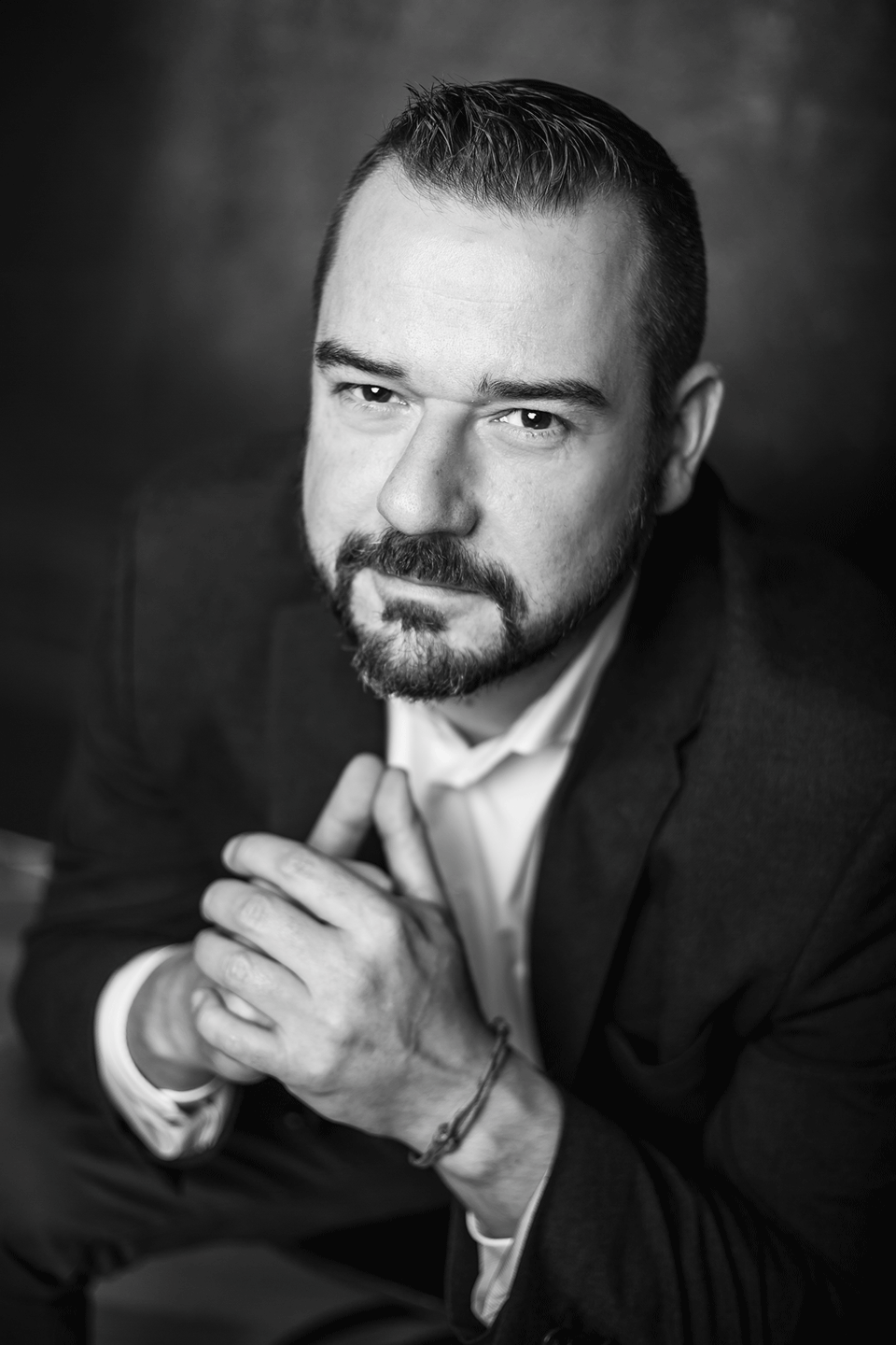 bewerbungsfoto-studio-mann-schwarzweiss-wien2